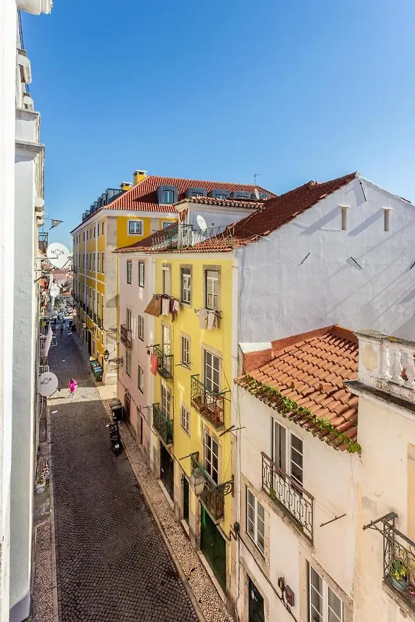 ALTIDO Chic 2BR Apt in Bairro Alto, 2mins to São Pedro de Alcântara viewpoint Lisboa Apartamento